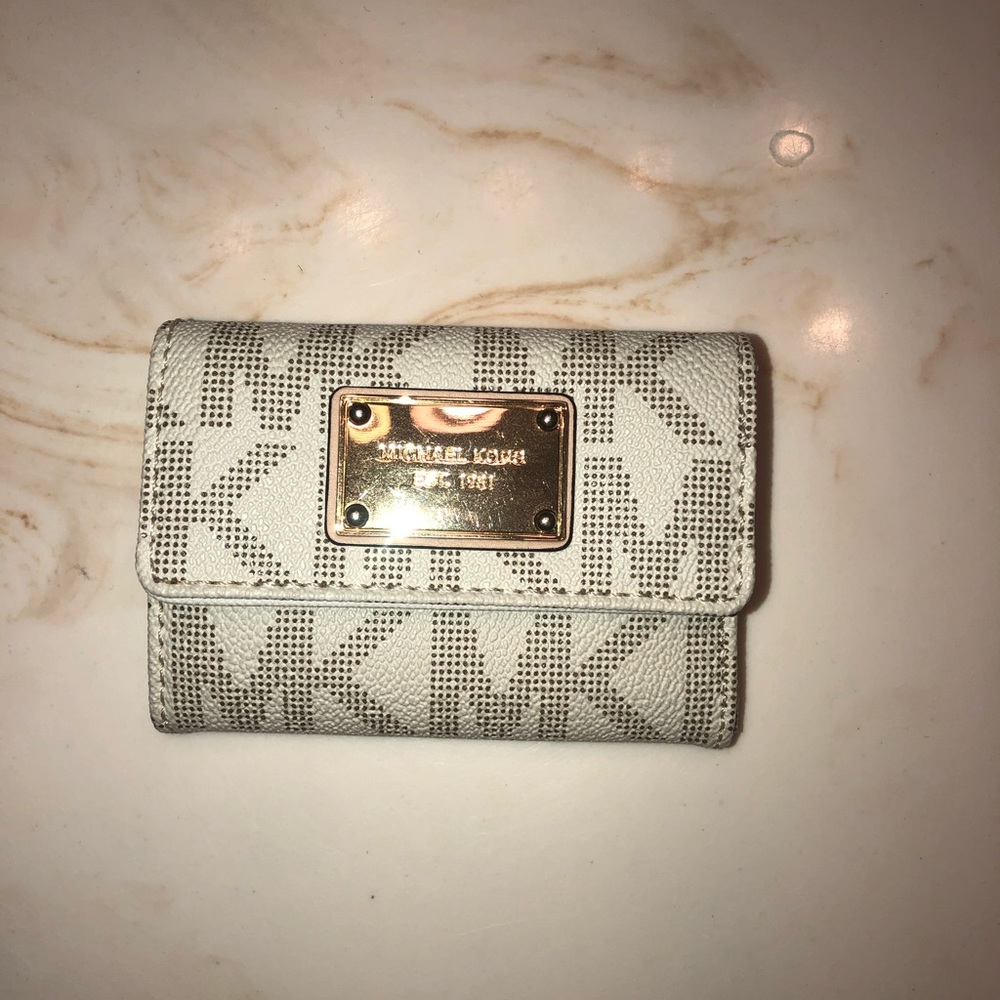 Small micheal kors wallet